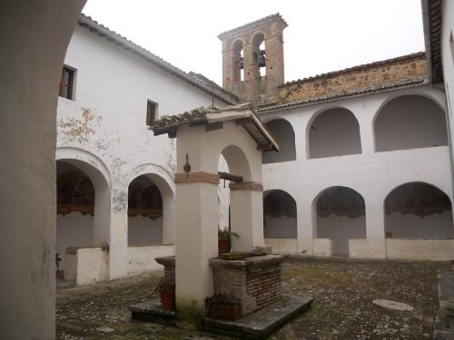 cortile-e-pozzo-del-chiostro-del-convento-di-celleno