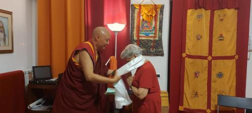 La maestra Emilia riceve anche lei la Kata come simbolo di protezione da Gheshe Soepa